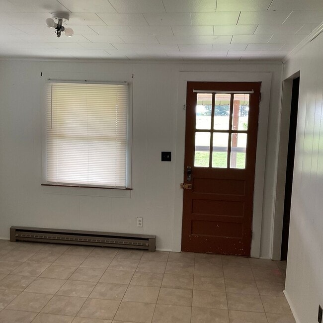 Building Photo - Farm house with 3 bedrooms, 1 1/2 baths