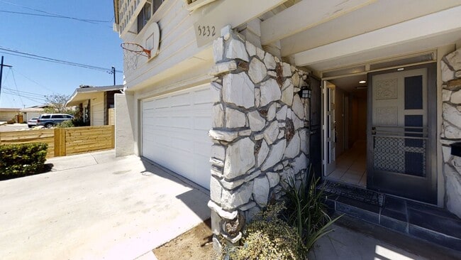 Building Photo - POOL house! BIG rooms! 8 Bedrooms (Lease o...