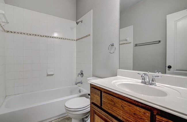 Building Photo - 1425 River Forest Dr