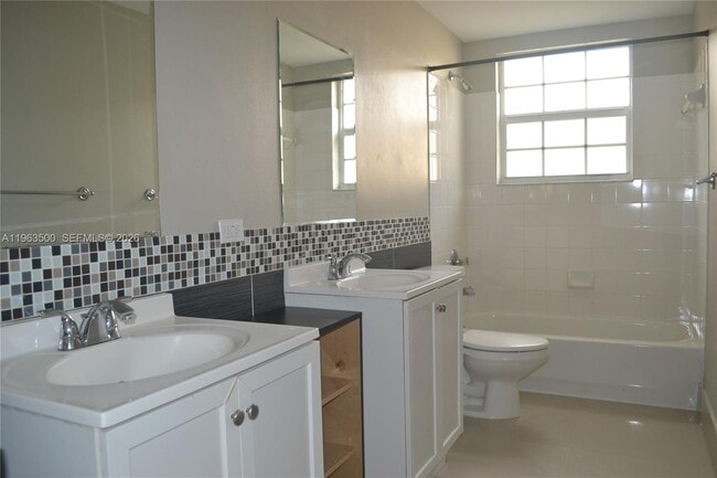 Building Photo - 1935 Madeira Dr