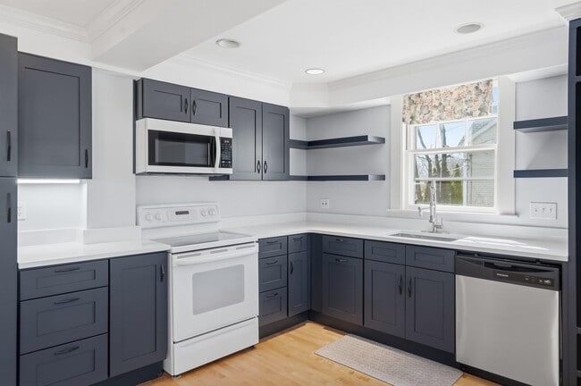 Building Photo - 198 Linden St