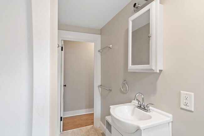 Building Photo - 20 School St