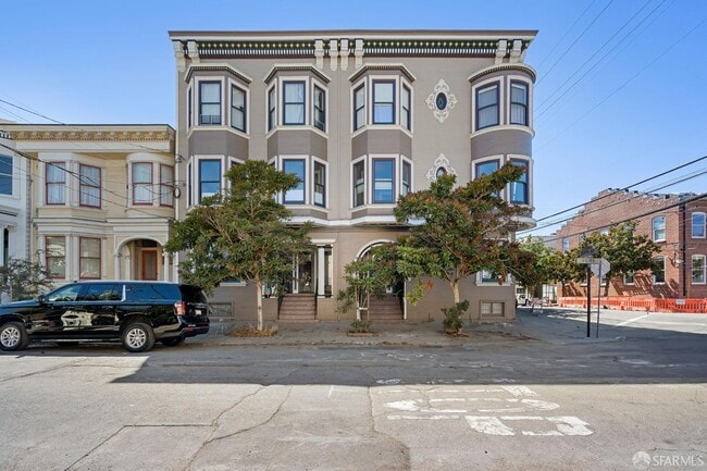 Building Photo - 804 York St