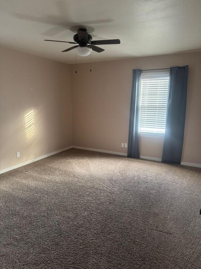 Building Photo - 3bedrooms 2 living rooms 2bathroom 2car ga...