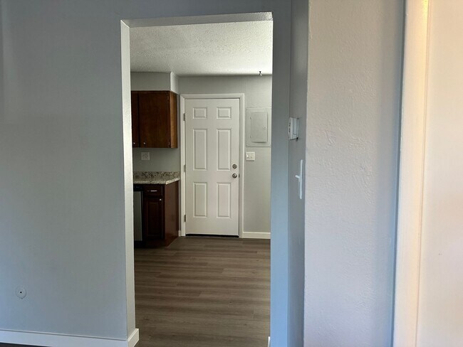 Building Photo - Updated 2-Bedroom 1 Bathroom Near Whitewat...