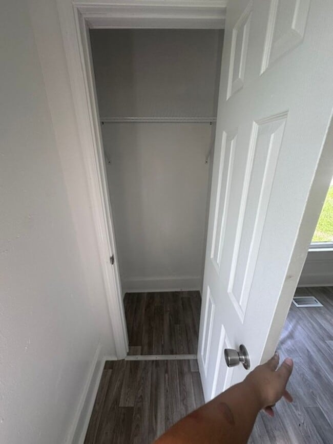 Building Photo - 2 Bed 1 Bath Home