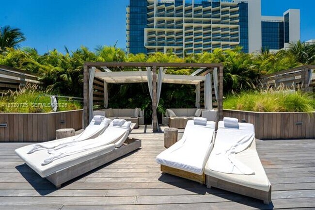 Building Photo - 2301 Collins Ave