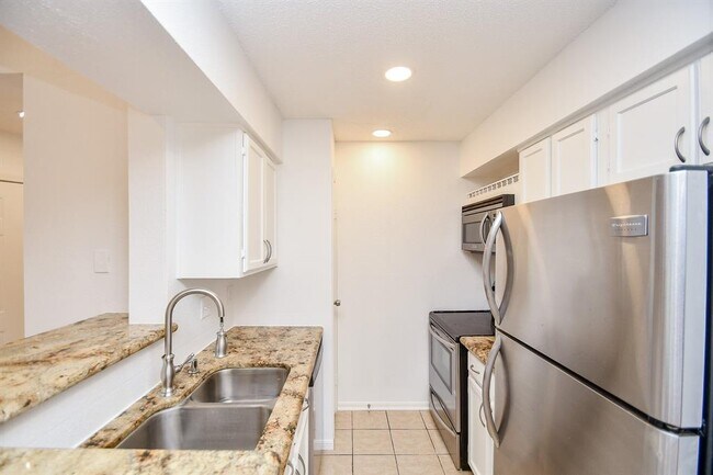 Building Photo - 11201 Lynbrook Dr