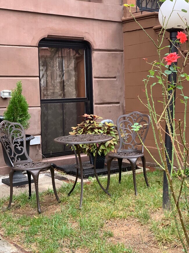 Building Photo - 559 Monroe St