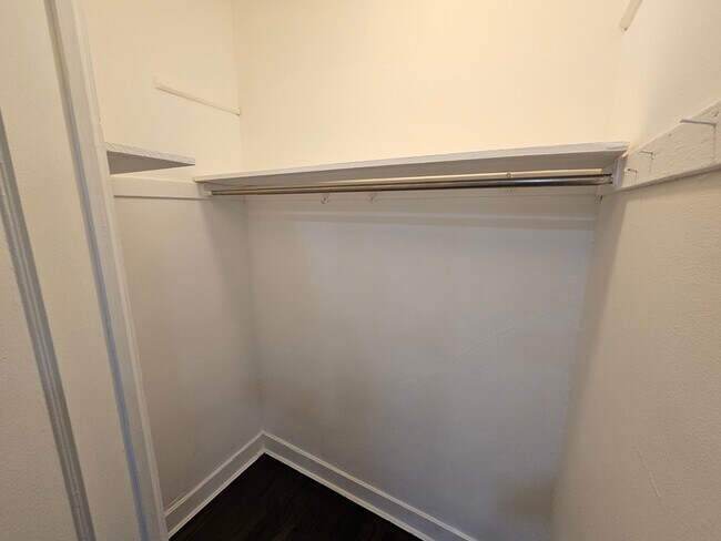 Building Photo - 6551 N Francisco Ave