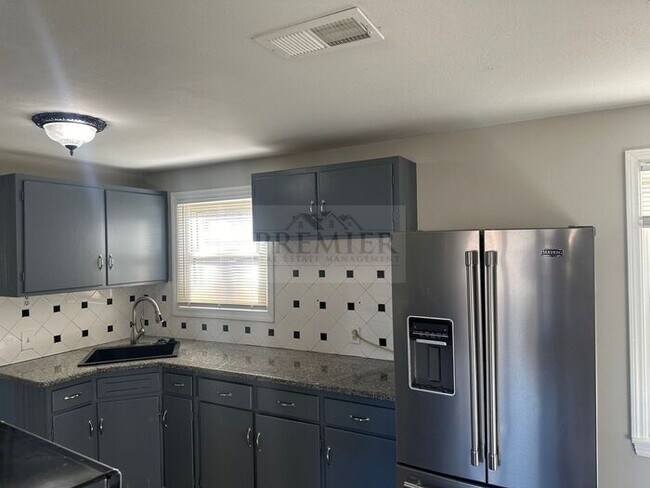 Building Photo - 8205 E 53rd KC MO -3 bed / 1 full bathroom...