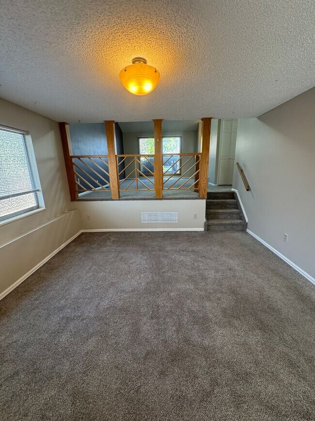 Building Photo - 4 Bedroom Home in Villa Loma-Available NOW