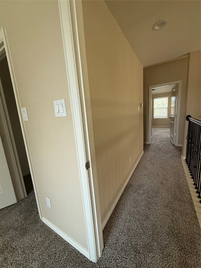 Building Photo - 667 Oak Cir Dr E