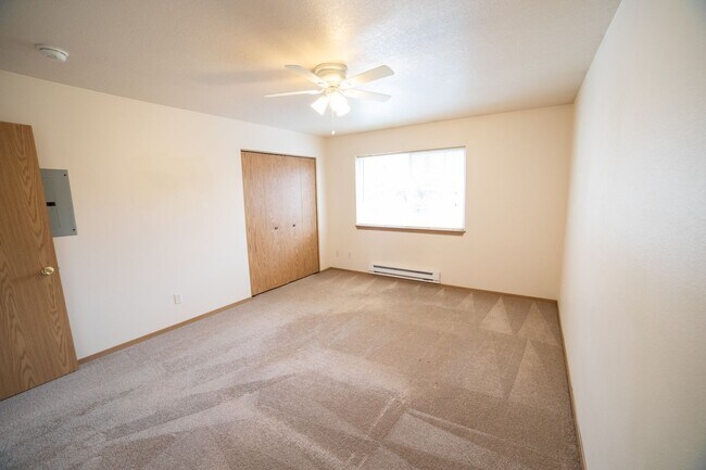 Building Photo - Oversized Townhouse in Prime Location!
