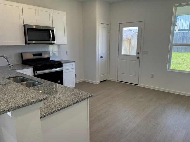 Building Photo - 26013 Hampshire Dr