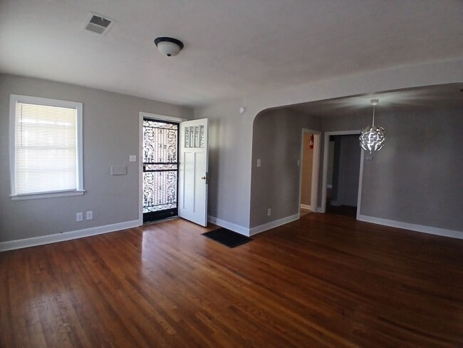 Building Photo - Beautiful 2 bedroom 1 bath home