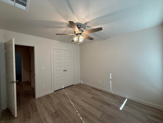 Building Photo - 10502 Beaufort Ave