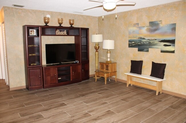 Building Photo - 2 Bedroom  Condo For Rent