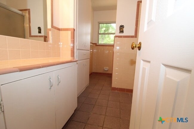 Building Photo - 502 S 9th St