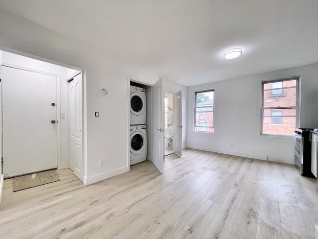 Building Photo - 379 Monmouth St