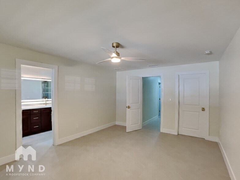 Building Photo - 10100 Paradise Blvd