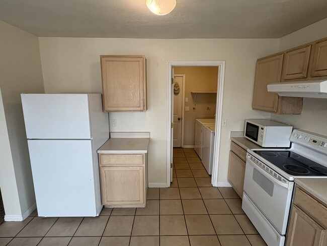 Building Photo - 1884 Sunset Rd