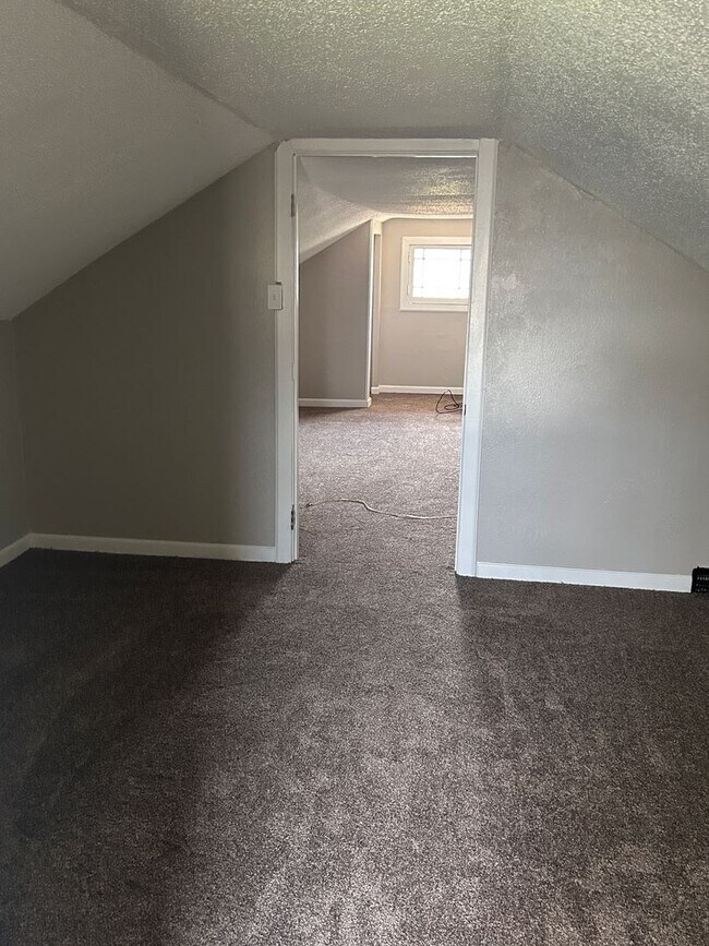 Building Photo - Updated 2/3 Bedroom Bedroom Austintown Home for Rent