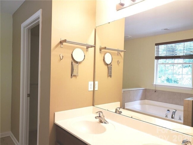 Building Photo - 3226 Park South Station Blvd