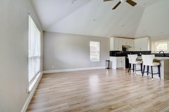 Building Photo - 1321 Clover Dr