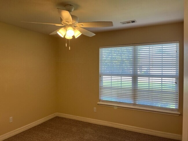 Building Photo - Great location!  4 Bedroom 2 bath