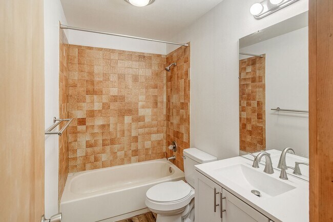Building Photo - Wilderness One Bedroom Available 7/7!  Close to hiking trails and great amenities.  Amazing SUN!
