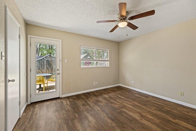 Building Photo - 906 Oleander Ln