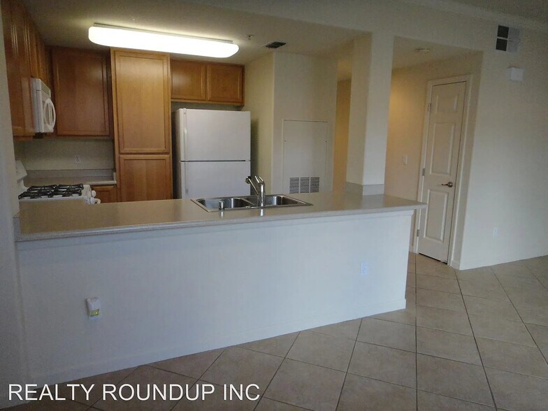 Building Photo - 5201 Laguna Oaks Dr