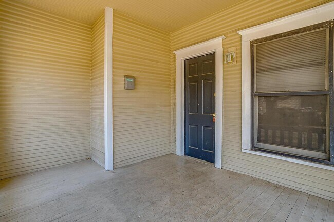 Building Photo - Large 4 Bed, 2 Bath in the heart of Histor...