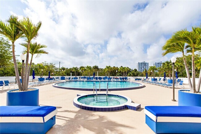 Building Photo - 3701 N Country Club Dr