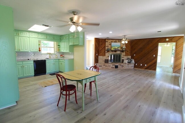 Building Photo - 1218 Christine Rd