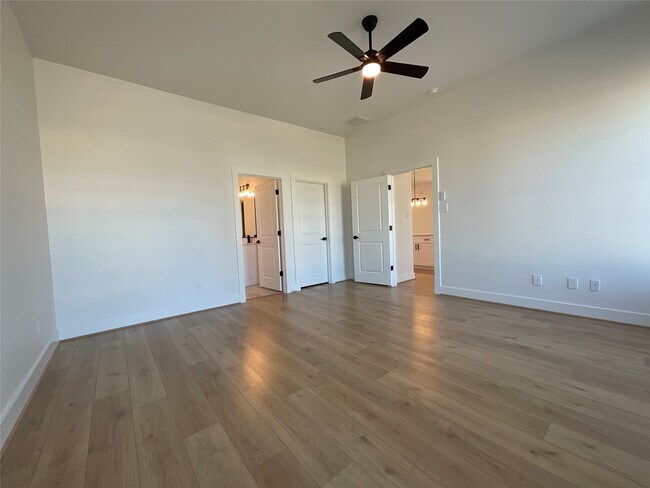 Building Photo - 719 Red Oak Ave