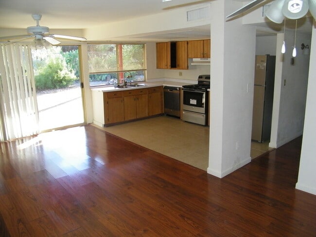 Building Photo - 3 Bed, 2 Bath Tucson Rental with Carport &...