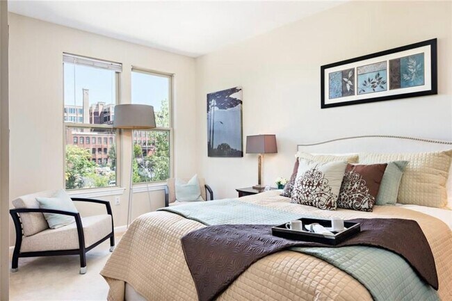 Building Photo - 903 Providence Pl