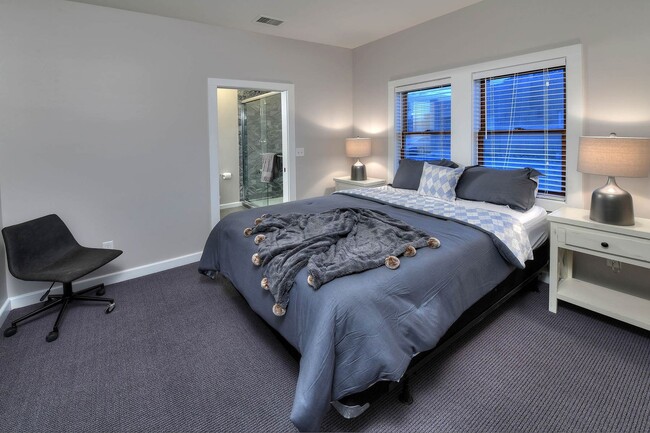 Building Photo - PRE-LEASE AUGUST 2026 - 4/4 HOUSE 3 BLOCKS FROM UA