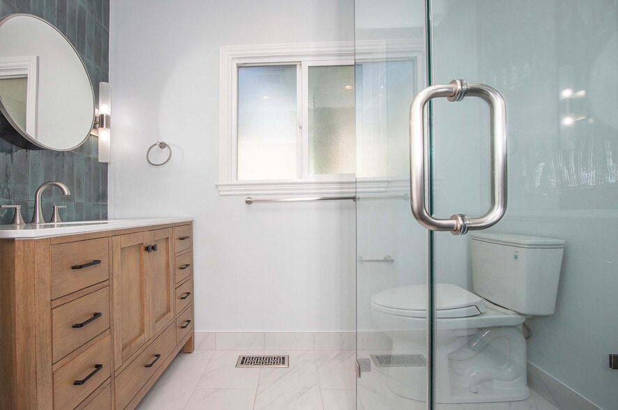 Building Photo - 220A Romain St