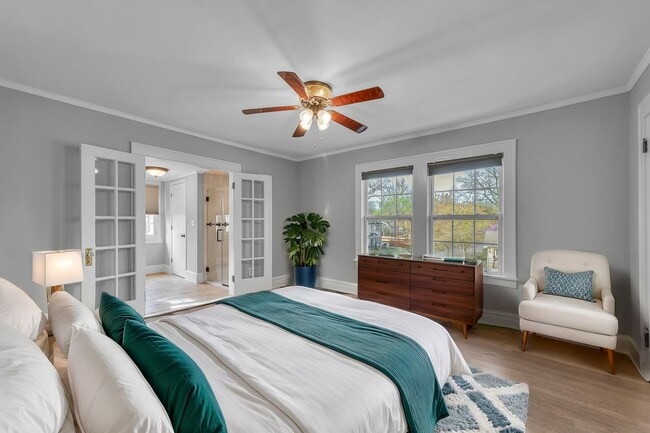 Building Photo - Gorgeous East Crestwood Home