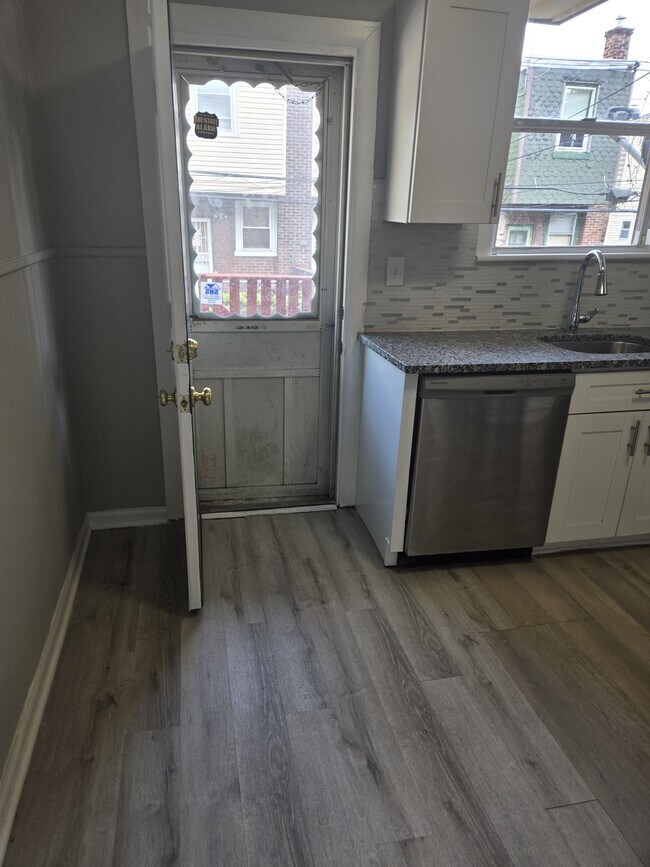 Building Photo - 264 Linton St