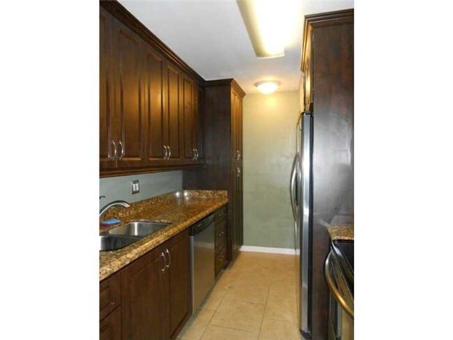 Building Photo - Updated 2 Bed/2 Bath Condo with Screened P...