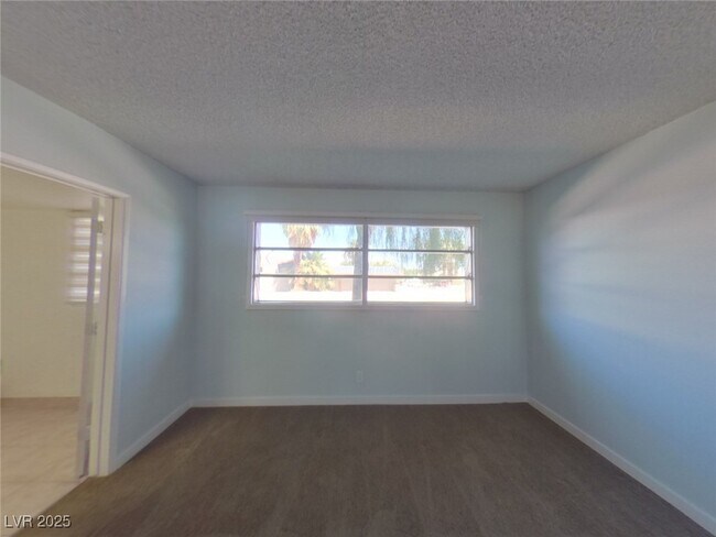 Building Photo - 1700 Rexford Dr