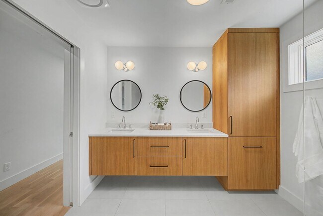 Building Photo - Stunning 5BR/3.5BA historic home located near Hillsboro Village!