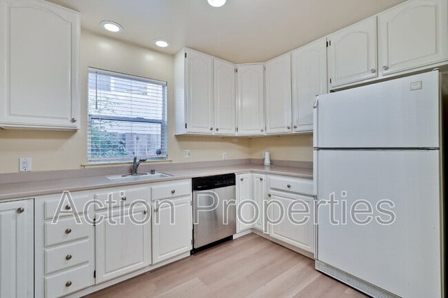 Building Photo - 3322 Shasta Dr