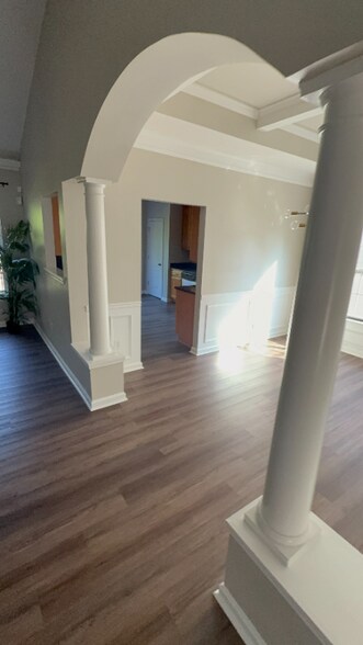 Building Photo - 3080 Landington Dr