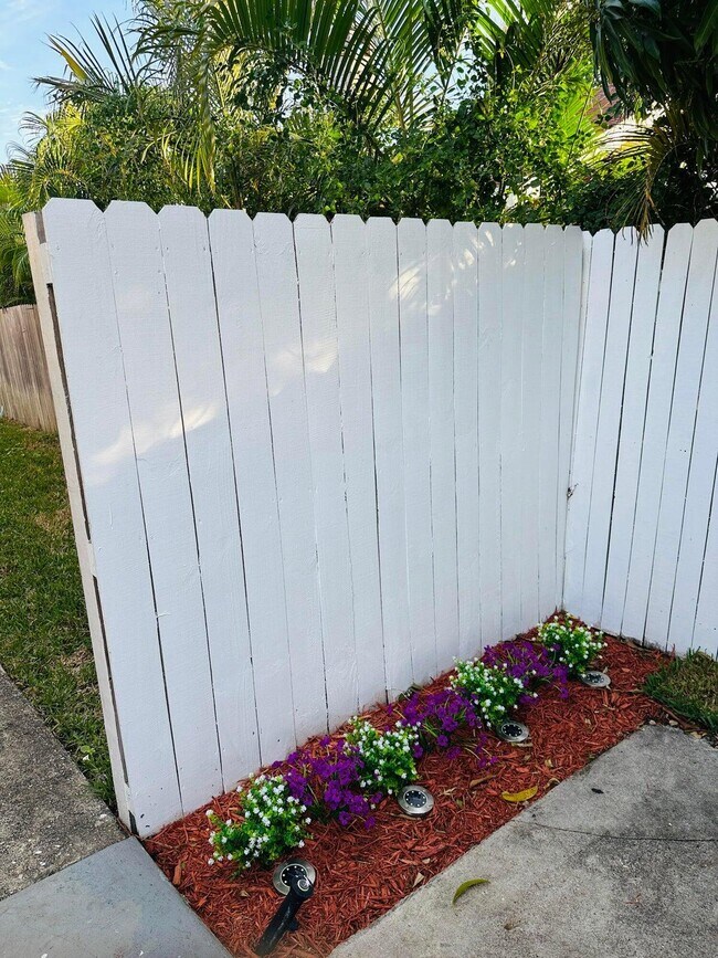 Building Photo - 833 Briggs St