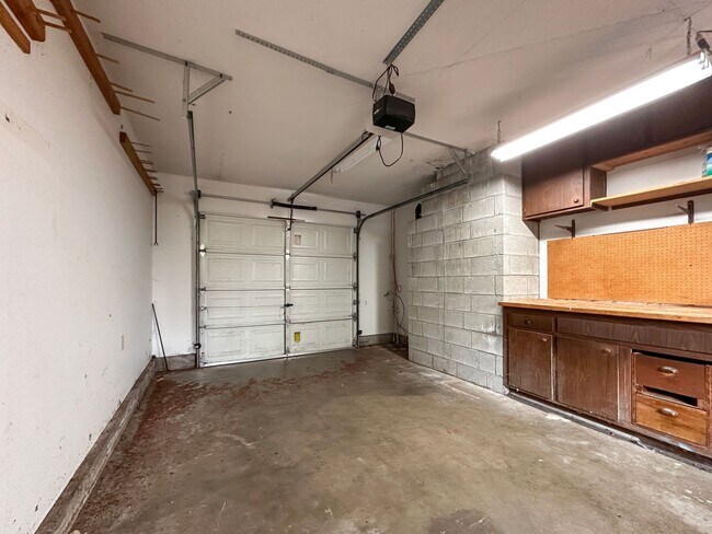 Building Photo - 3bd/1ba Redmond Home
